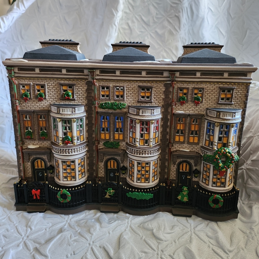 Dept 56 Dickens Village Mulberrie Court with Original Box